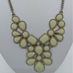 Claire's statement necklace‎